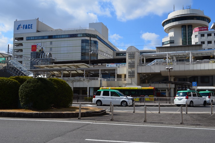 鉄道の中心は名鉄・豊田市駅。周辺は商業施設や飲食店、映画館などが集まる繁華街にある。