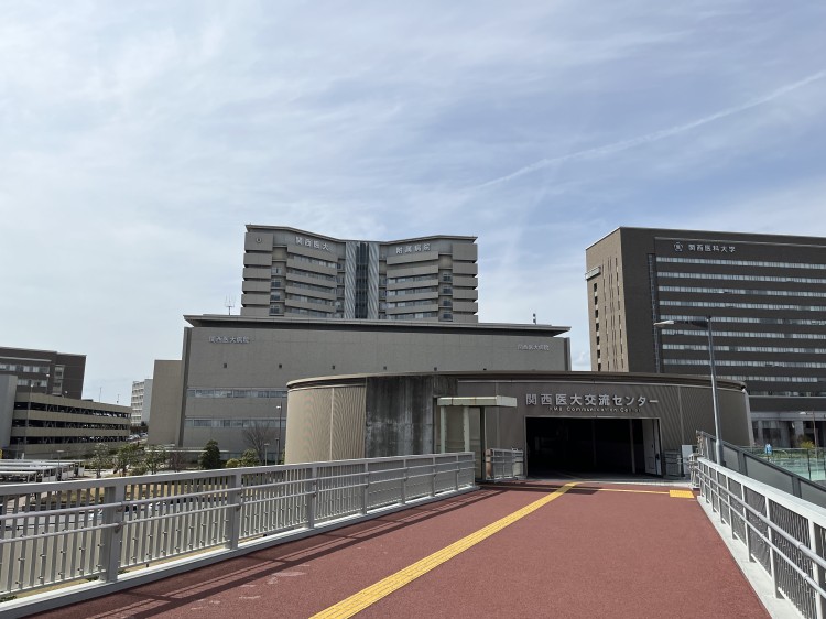 枚方市駅から徒歩圏内の関西医科大学と関西医科大学附属病院。歩道橋やエレベーター、スロープも完備
