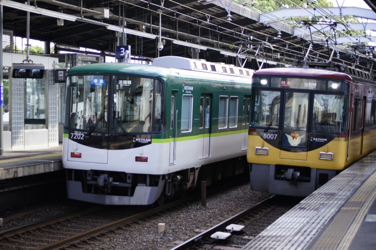 京阪電車特急（右）は２階建て席もあり、その豪華さで人気