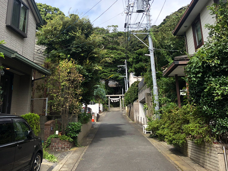 ▲住宅街を抜け、山の麓には熊野神社がある