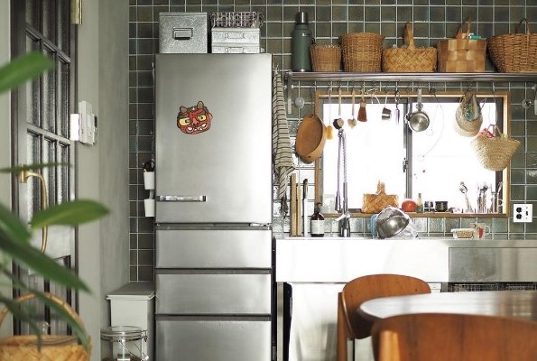 冷蔵庫は奥行きもステンレスキッチンとほぼ同じ。凸凹がなくすっきりした印象