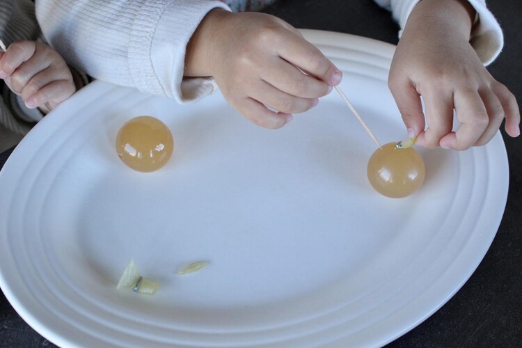 りんご風味の味はもちろん、中身を出す過程が子どもにも大好評