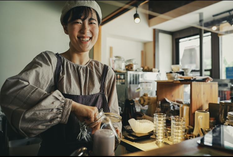 「糸カフェ」で働く時間も、大切なひととき
画像提供：渡辺俊太