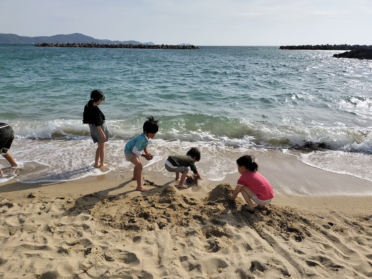 この日のホームステイのゲストは、大阪から来た親子。海に入るのが初めてという子どもたちも大喜び