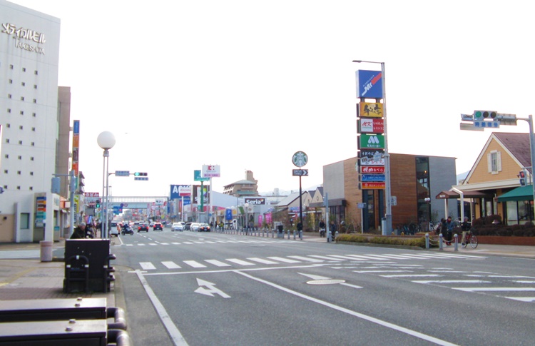 通称・姪浜大通り。この道沿いに西区役所のほか、スーパーマーケットやドラッグストア、飲食店が集結しています。