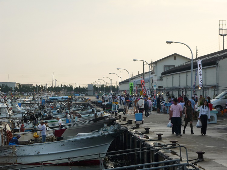 福岡市で一番の歴史があるという姪浜漁港の朝市。毎回10～13軒ほどが出店しています。
写真提供：福岡市