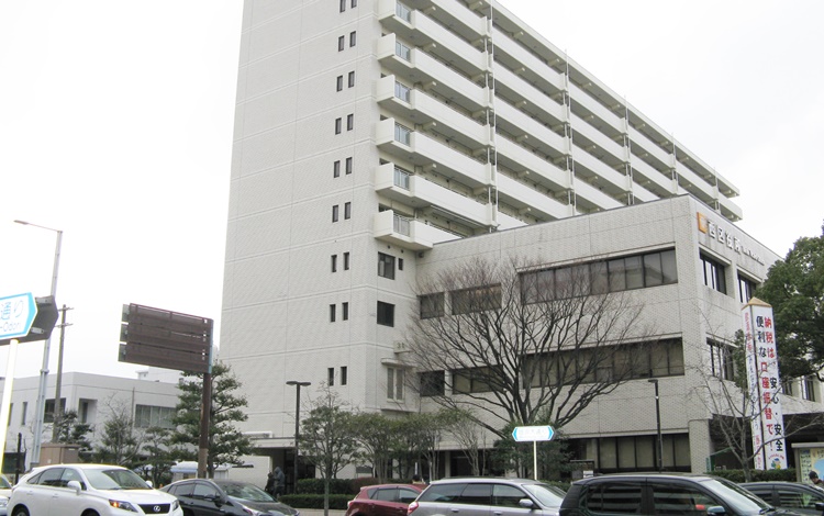姪浜駅から徒歩3分ほどの場所にある西区役所。隣には、保健所の機能を有する保健福祉センターがあります。