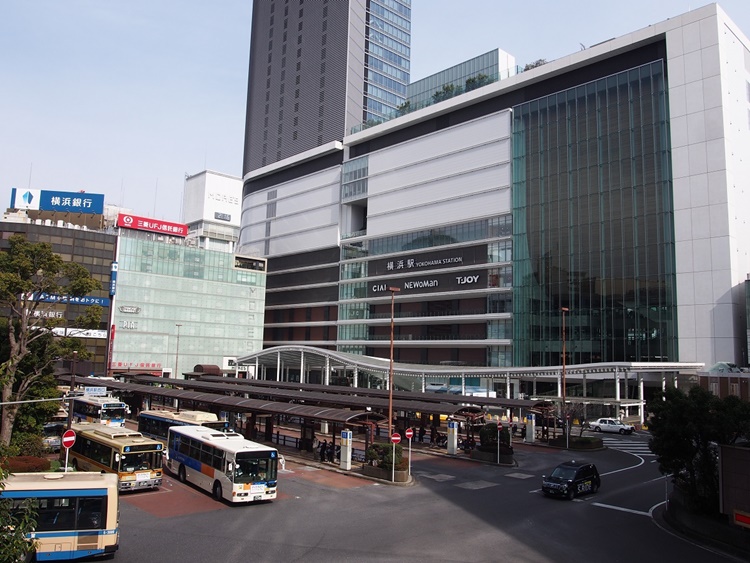 横浜駅西口ロータリー。