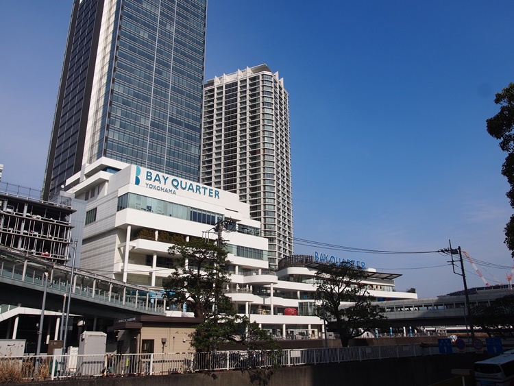 横浜ベイクォーター。奥の2つのタワーはオフィスビルとマンション。