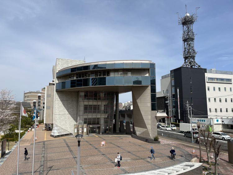 総合文化芸術センター、関西医科大学附属病院と隣接する枚方市立総合福祉会館「ラポールひらかた」誰でも利用できる温水プールがある